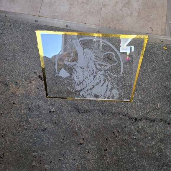 "HOWLING WOLF" HAND Etched With Dremil 11 X 14 Gold Trimmed glass - Picture 3 of 3